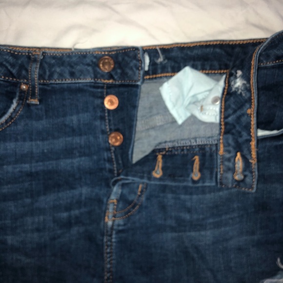 Dark Wash short w distress trim - Picture 2 of 4
